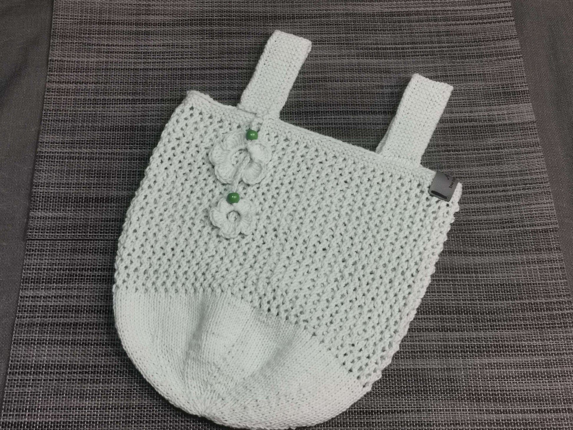 Handgehäkeltes Einkaufsnetz in Lindgrün mit Taschenbaumler, aus 100 % Baumwolle, 25 cm breit, 35 cm hoch – nachhaltige Einkaufstasche von bw-handmade.