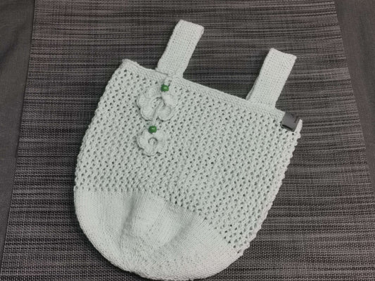 Handgehäkeltes Einkaufsnetz in Lindgrün mit Taschenbaumler, aus 100 % Baumwolle, 25 cm breit, 35 cm hoch – nachhaltige Einkaufstasche von bw-handmade.