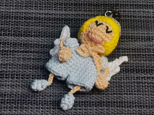 Handgehäkelter Schutzengel-Anhänger in Blau, 6 x 9 cm, Baumwolle – Schlüssel- oder Taschenanhänger, handmade von bw-handmade.