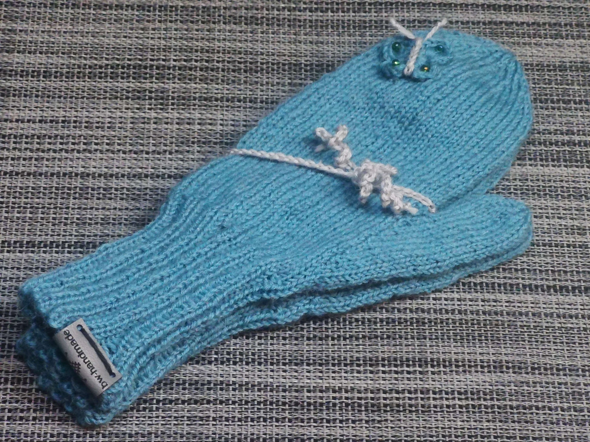 Kinderhandschuhe in Grün & Blau mit gehäkeltem Schmetterling, Einheitsgröße, 75 % Schurwolle – handgemacht von bw-handmade.