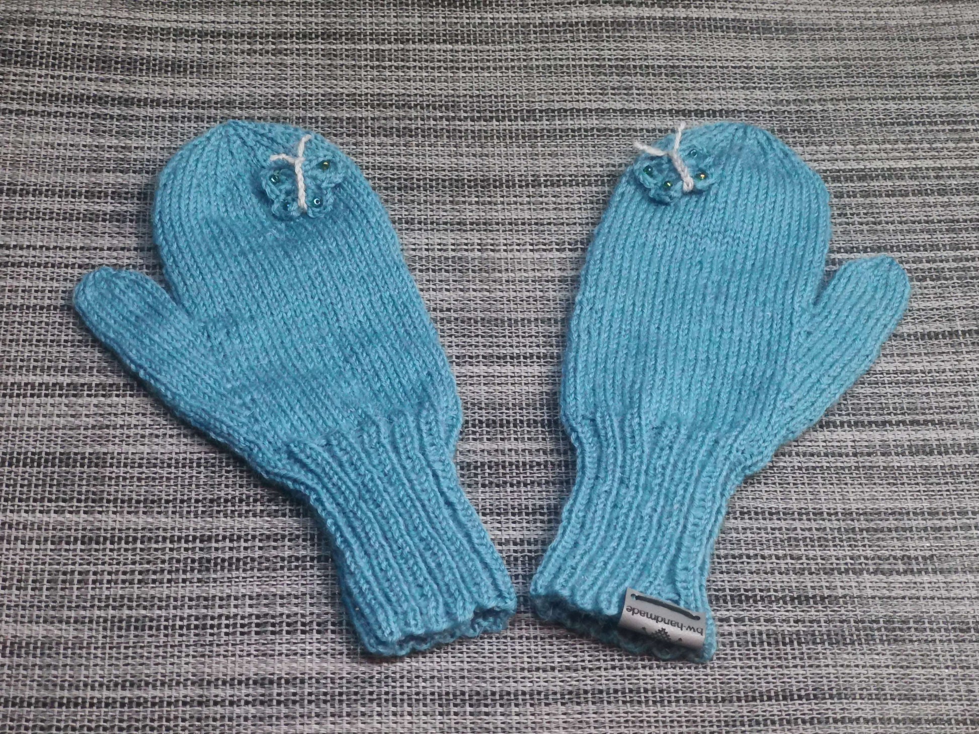 Kinderhandschuhe in Grün & Blau mit gehäkeltem Schmetterling, Einheitsgröße, 75 % Schurwolle – handgemacht von bw-handmade.