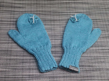 Kinderhandschuhe in Grün & Blau mit gehäkeltem Schmetterling, Einheitsgröße, 75 % Schurwolle – handgemacht von bw-handmade.