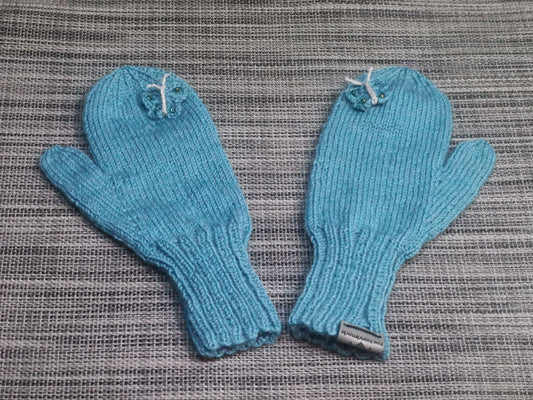 Kinderhandschuhe in Grün & Blau mit gehäkeltem Schmetterling, Einheitsgröße, 75 % Schurwolle – handgemacht von bw-handmade.
