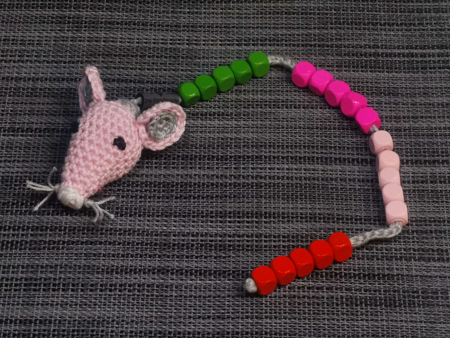 Handgehäkelte Rechenmaus in Rosa, 36 cm lang, Maus 5 cm breit, Baumwolle mit Holzperlen – Lernspielzeug von bw-handmade.