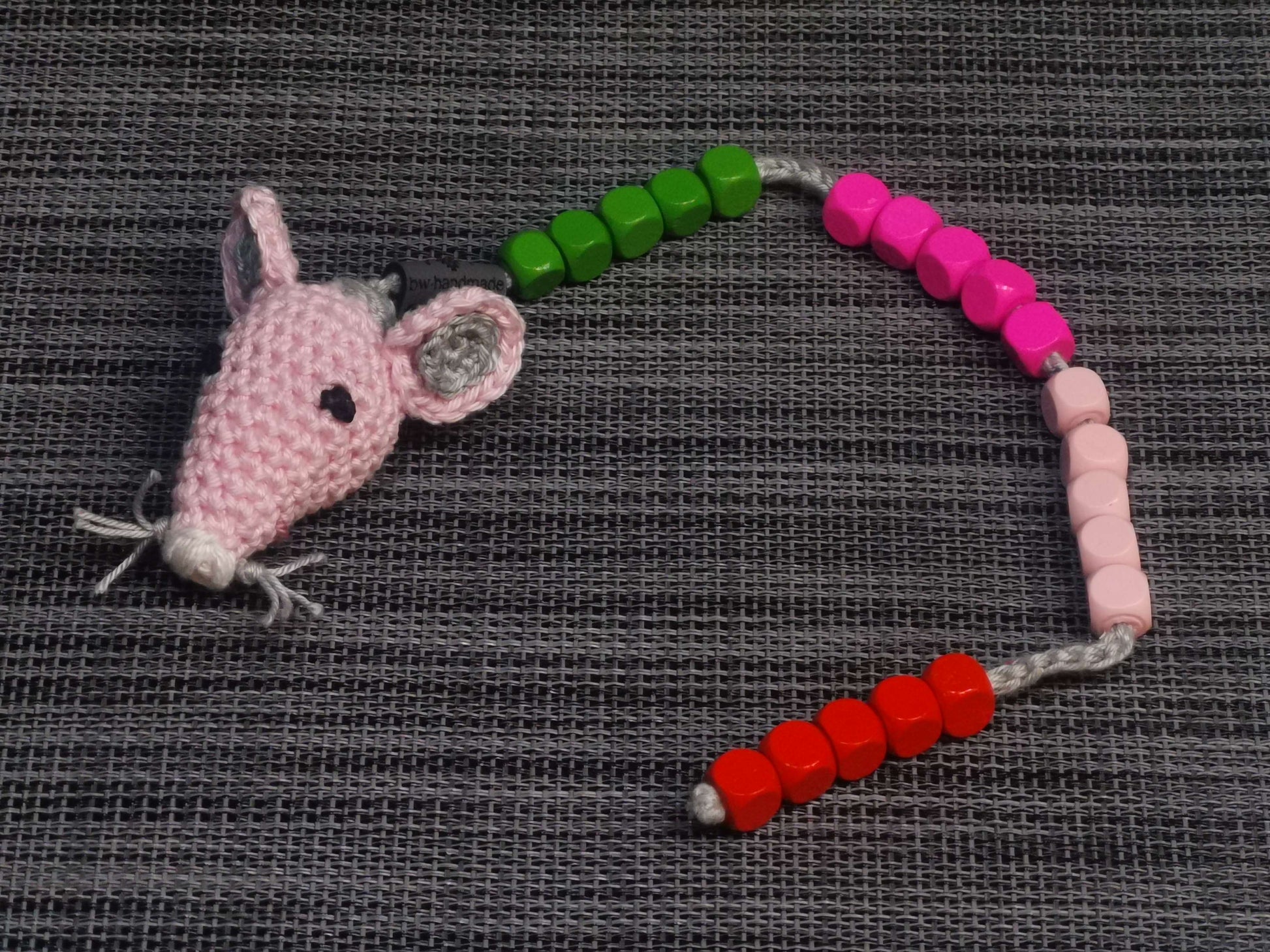 Handgehäkelte Rechenmaus in Rosa, 36 cm lang, Maus 5 cm breit, Baumwolle mit Holzperlen – Lernspielzeug von bw-handmade.