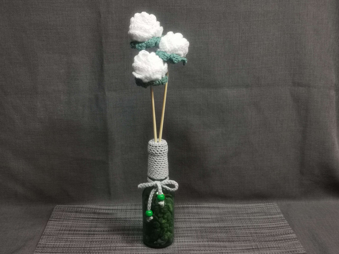 Handgehäkelte Rosen-Vase in Weiß, Grün & Grau aus Baumwolle, 38 cm hoch – nachhaltige Dekoration von bw-handmade.