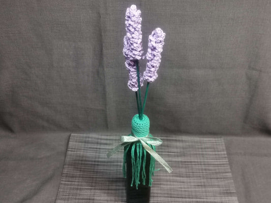 Handgehäkelte Lavendel-Vase in Lila & Grün aus Baumwolle, 52 cm hoch, Holzstab – dekoratives Unikat von bw-handmade.