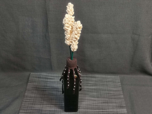 Lavendel-Vase handgehäkelt in Apricot & Braun, 52 cm hoch, Baumwolle, Holzstab – stilvolle Handmade-Deko von bw-handmade.