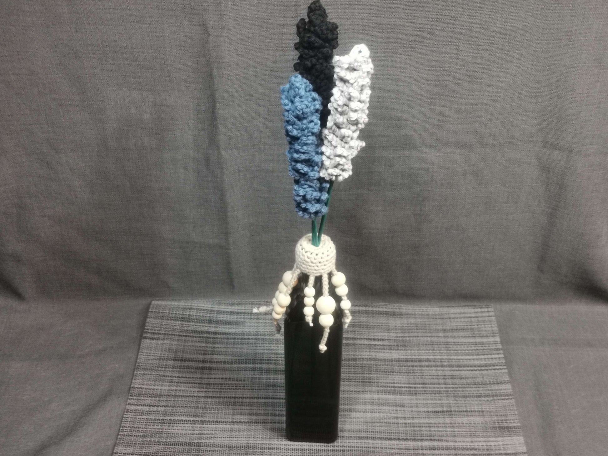 Handgehäkelte Lavendel-Vase in Beige, Schwarz, Blau & Grau aus Baumwolle, 52 cm hoch, Holzstab – moderne Handmade-Deko von bw-handmade.