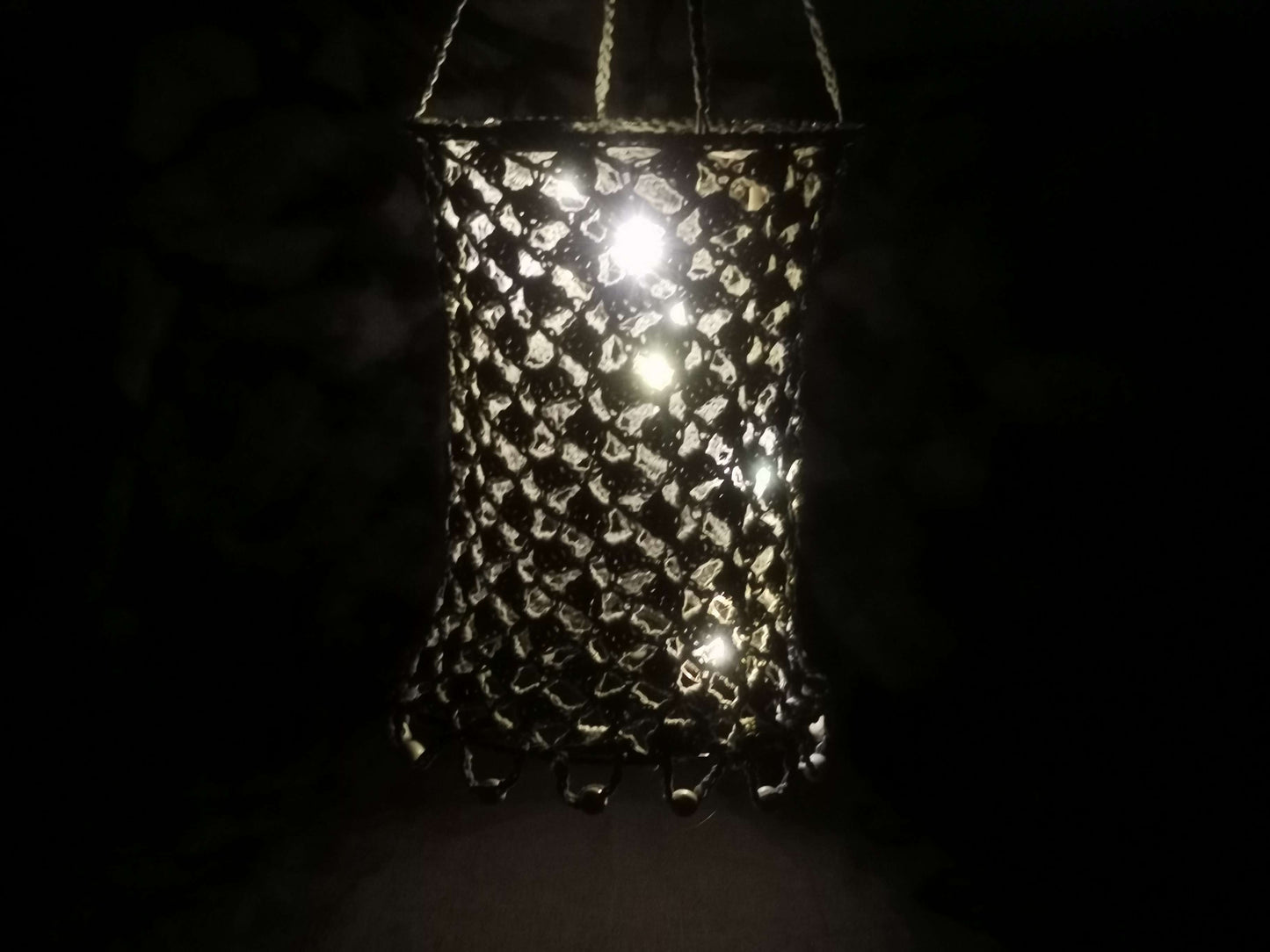 Graue Häkellaterne mit LED-Licht, 20 cm Durchmesser, 60 cm hoch, aus Baumwolle mit Metallringen und weißen Holzperlen – handgefertigt von bw-handmade.