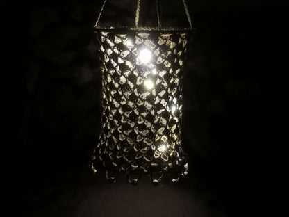 Graue Häkellaterne mit LED-Licht, 20 cm Durchmesser, 60 cm hoch, aus Baumwolle mit Metallringen und weißen Holzperlen – handgefertigt von bw-handmade.