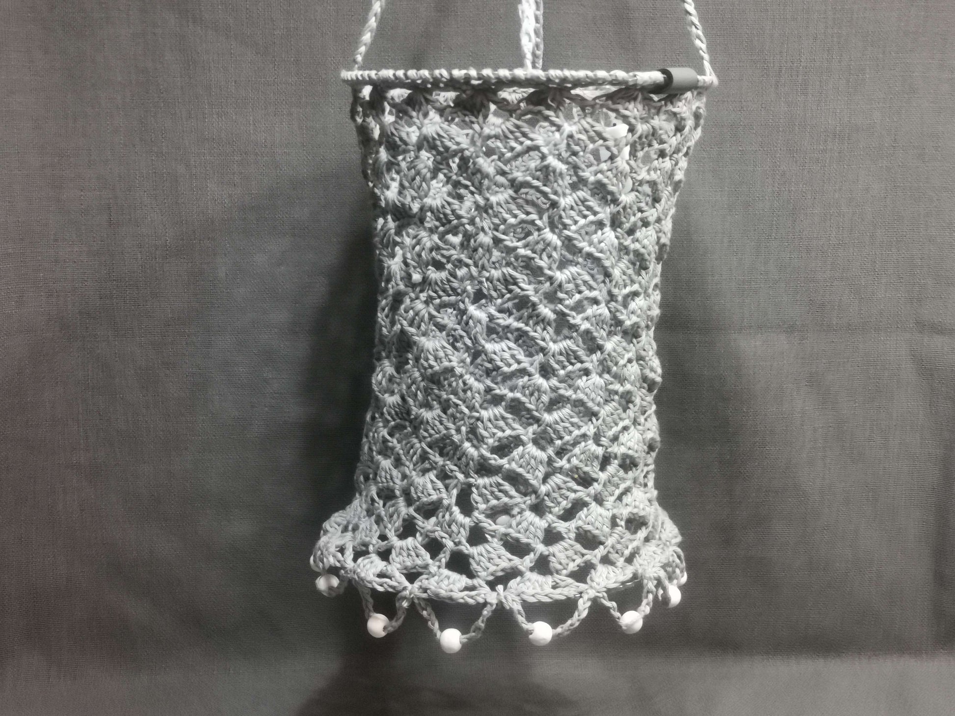 Graue Häkellaterne mit LED-Licht, 20 cm Durchmesser, 60 cm hoch, aus Baumwolle mit Metallringen und weißen Holzperlen – handgefertigt von bw-handmade.