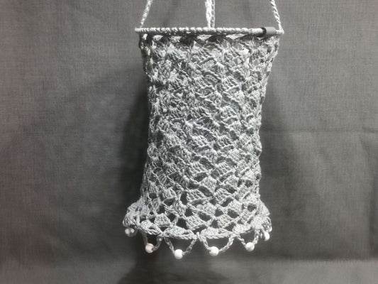 Graue Häkellaterne mit LED-Licht, 20 cm Durchmesser, 60 cm hoch, aus Baumwolle mit Metallringen und weißen Holzperlen – handgefertigt von bw-handmade.