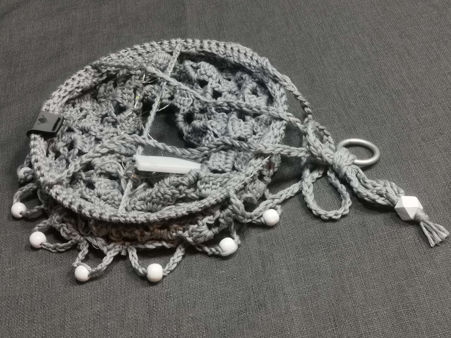 Graue Häkellaterne mit LED-Licht, 20 cm Durchmesser, 60 cm hoch, aus Baumwolle mit Metallringen und weißen Holzperlen – handgefertigt von bw-handmade.