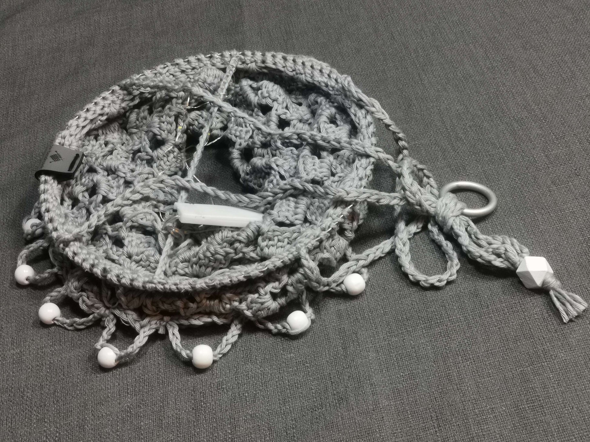 Graue Häkellaterne mit LED-Licht, 20 cm Durchmesser, 60 cm hoch, aus Baumwolle mit Metallringen und weißen Holzperlen – handgefertigt von bw-handmade.