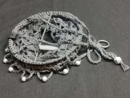 Graue Häkellaterne mit LED-Licht, 20 cm Durchmesser, 60 cm hoch, aus Baumwolle mit Metallringen und weißen Holzperlen – handgefertigt von bw-handmade.