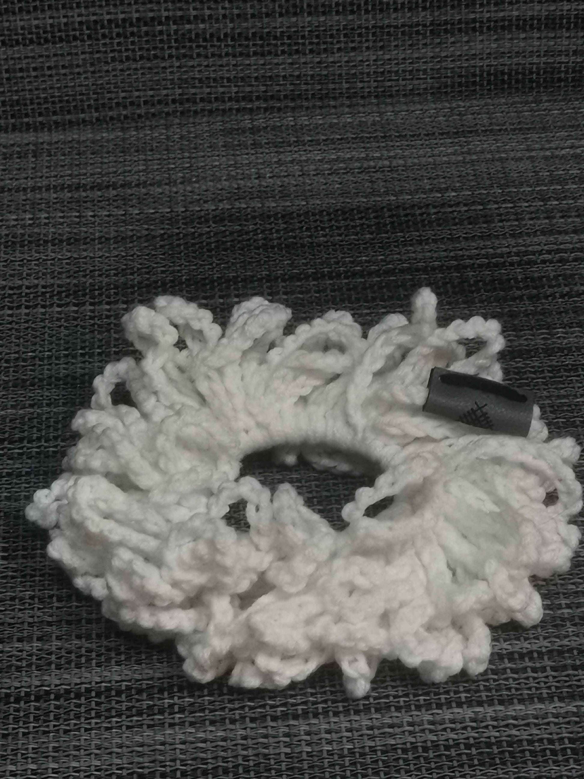 Handgehäkeltes Schlingen-Haargummi in Weiß, 100% Baumwolle, Ø 12 cm