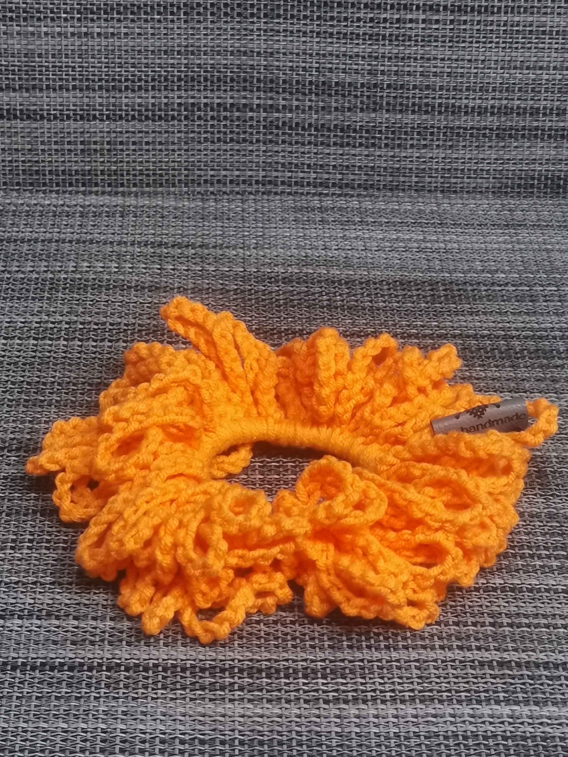Handgehäkeltes Schlingen-Haargummi in Orange, 100% Baumwolle, Ø 12 cm