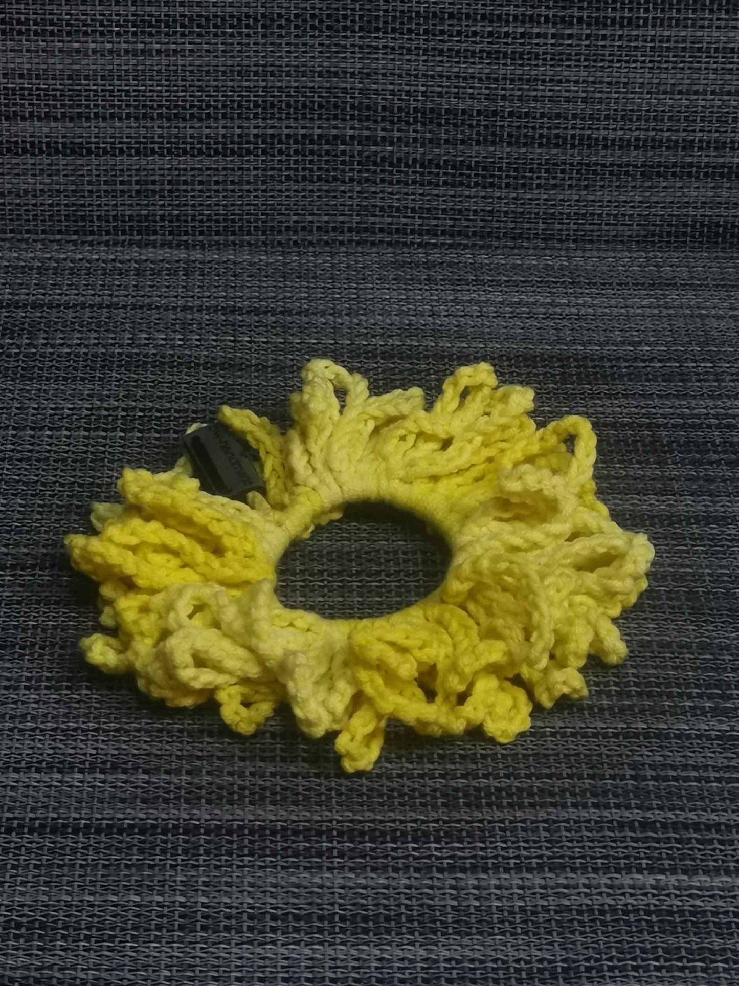 Handgehäkeltes Schlingen-Haargummi in Gelb, 100% Baumwolle, Ø 12 cm