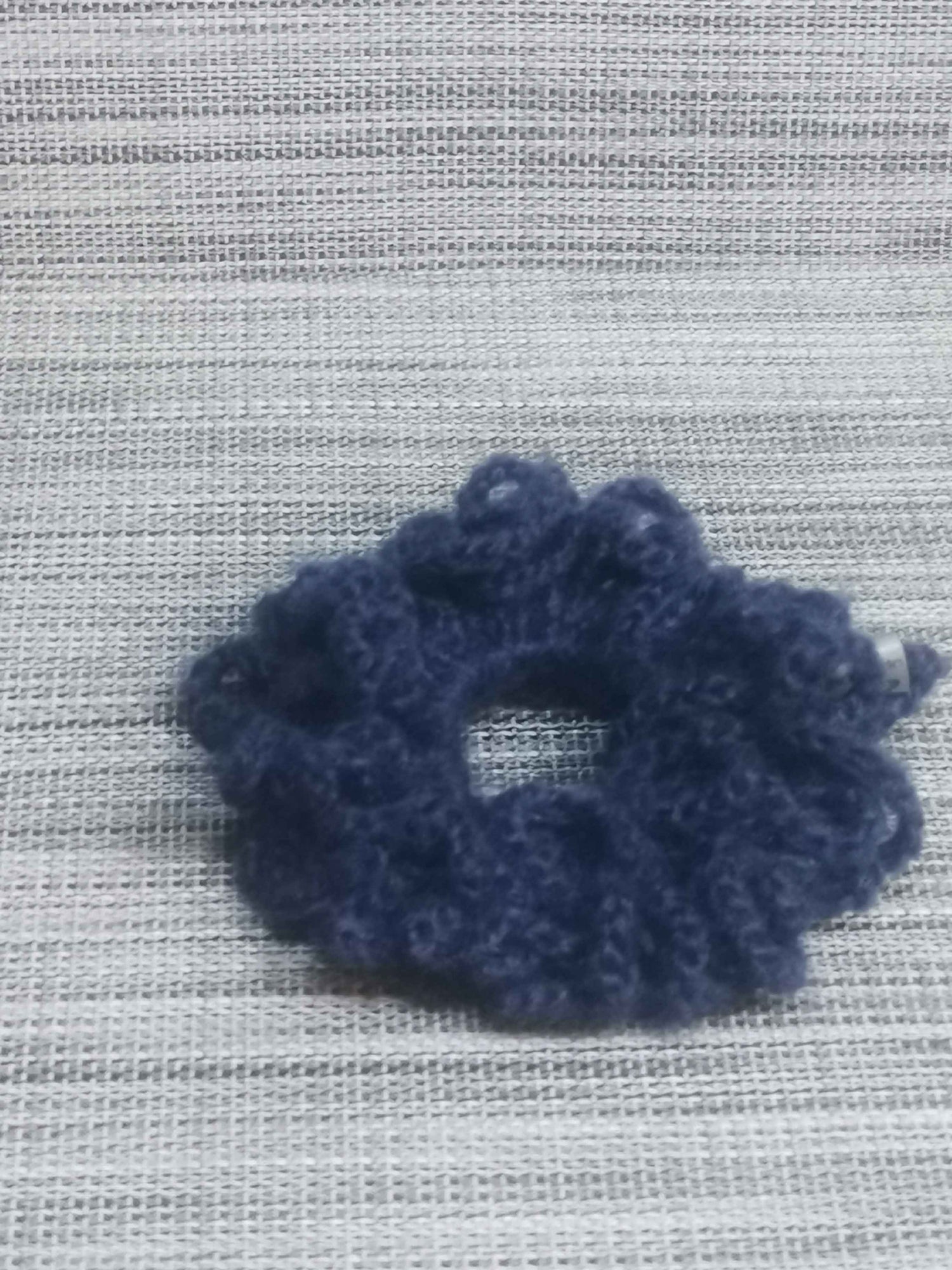 Handgehäkeltes Schlingen-Haargummi in Blau, 100% Acryl, Ø 12 cm