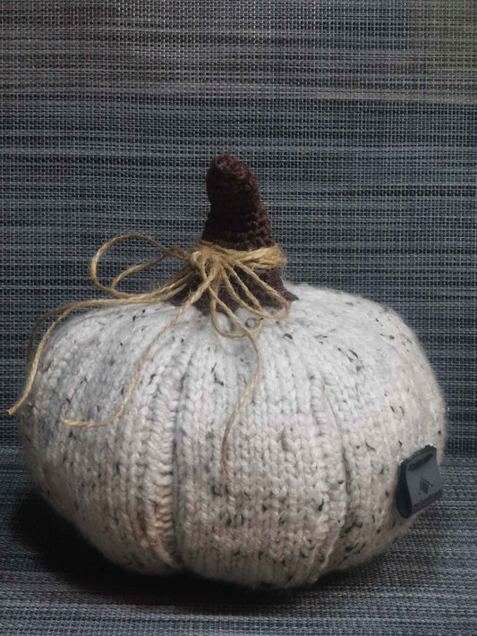 Handgestrickter und gehäkelter Dekokürbis aus Wolle, gefüllt mit Watte, 20x24 cm