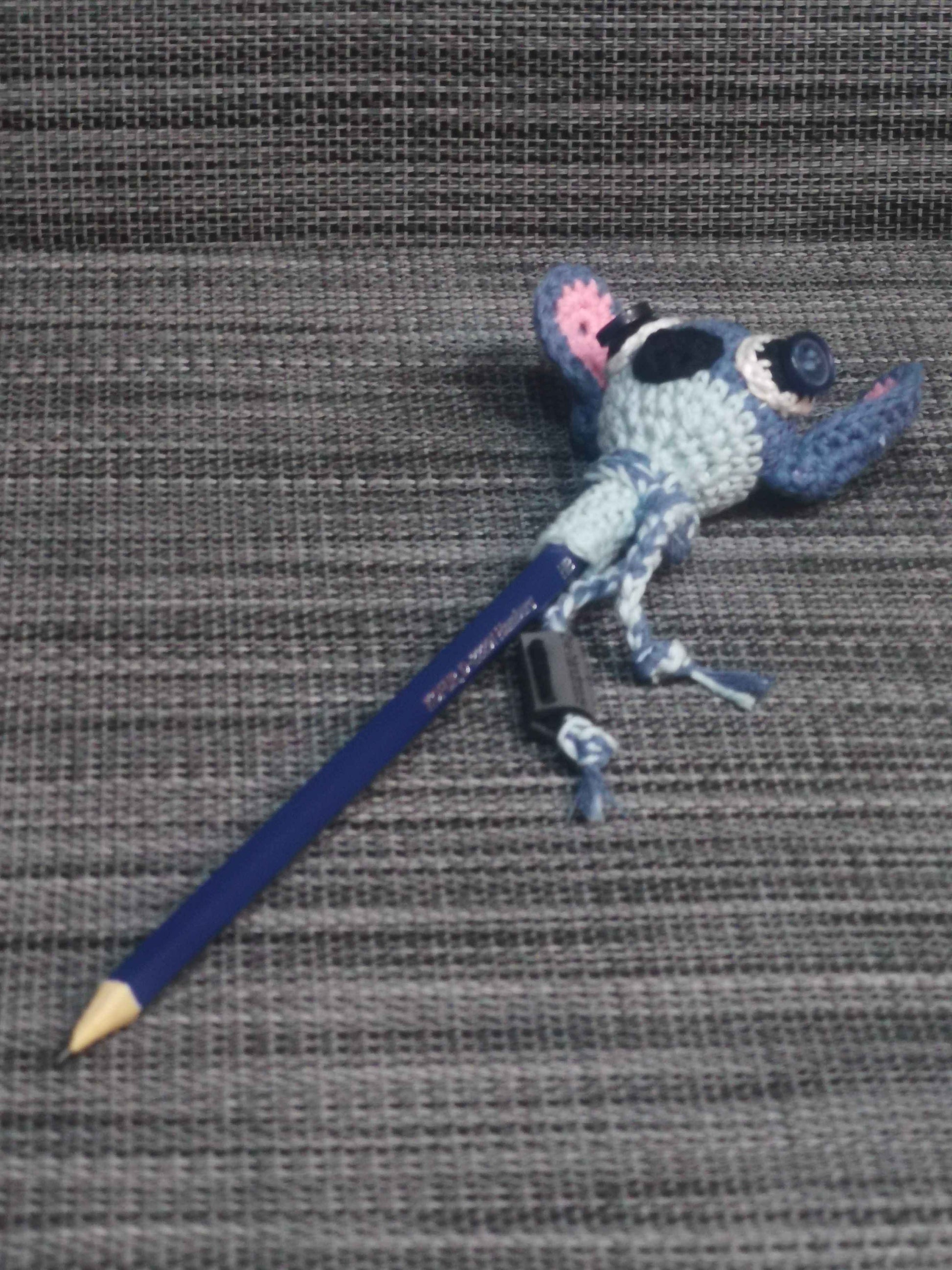 Gehäkeltes Bleistift-Tier Stitch in Blau und Rosa, inkl. HB-Bleistift