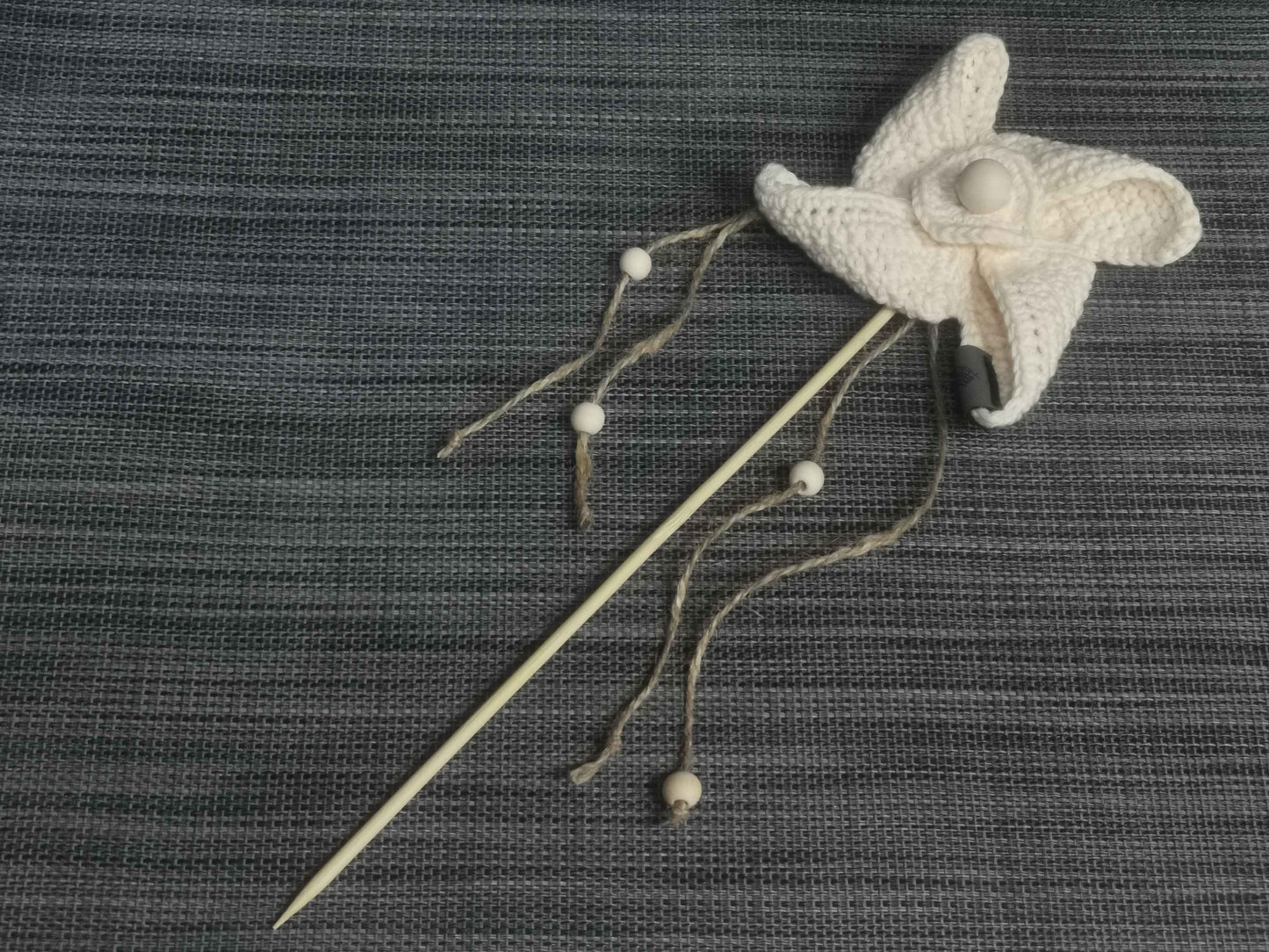 Handgehäkeltes Windrad in Beige mit Holzperlen und Holzstab, 10x10 cm, 35 cm Länge