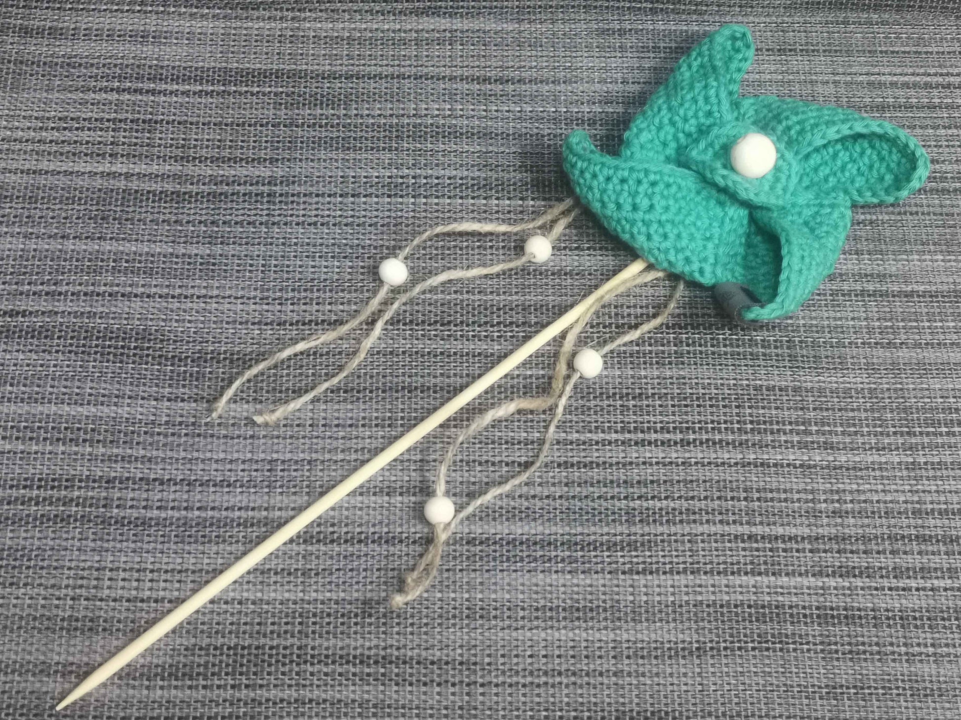 Handgehäkeltes Windrad in Grün mit Holzperlen und Holzstab, 10x10 cm, 35 cm Länge