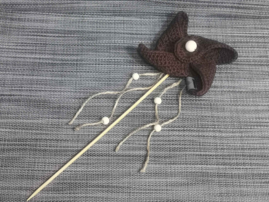 Handgehäkeltes Windrad in Braun mit Holzperlen und Holzstab, 10x10 cm, 35 cm Länge