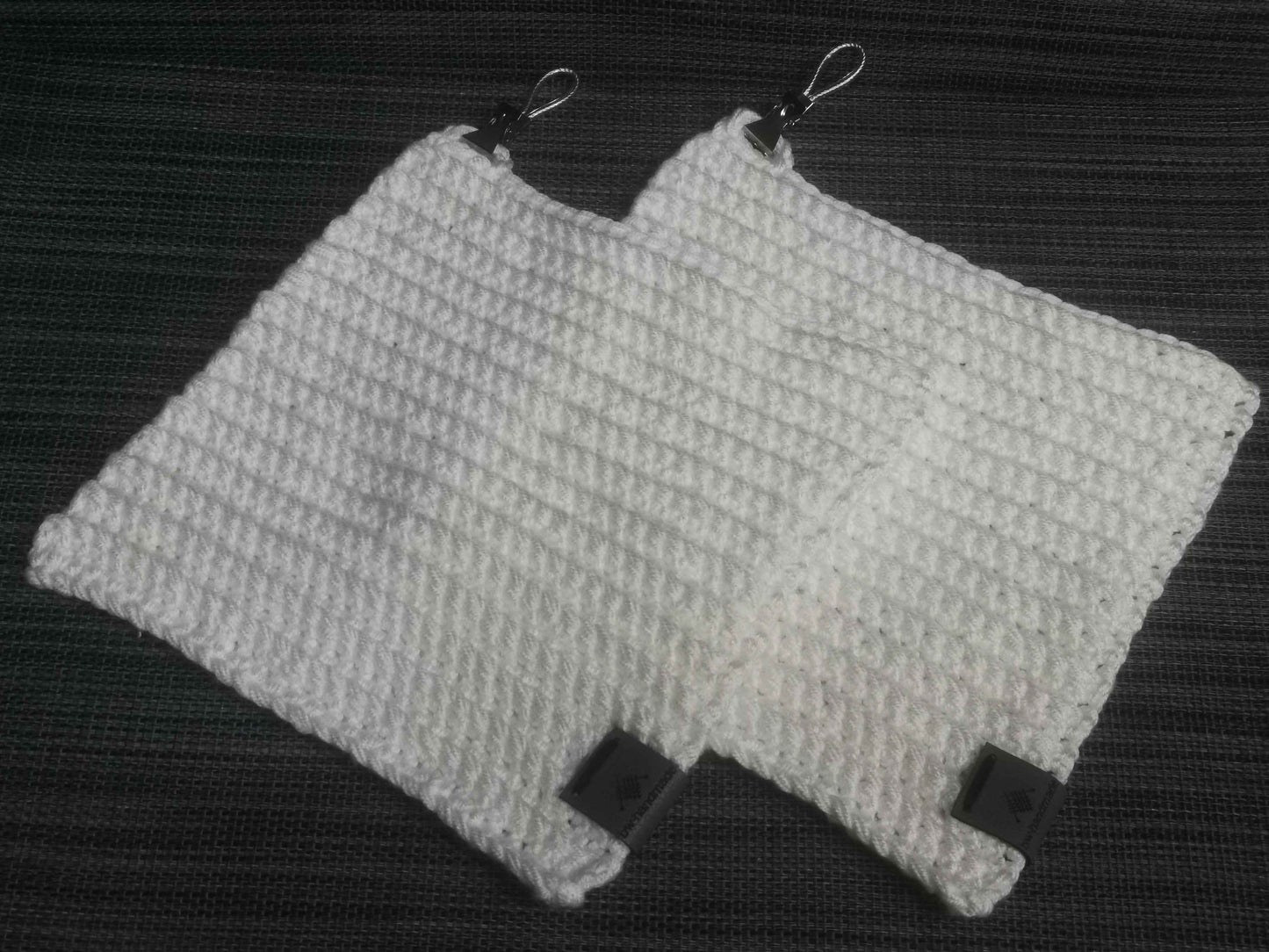 Handgehäkelter Topflappen in Weiß aus Wolle, 20x20 cm