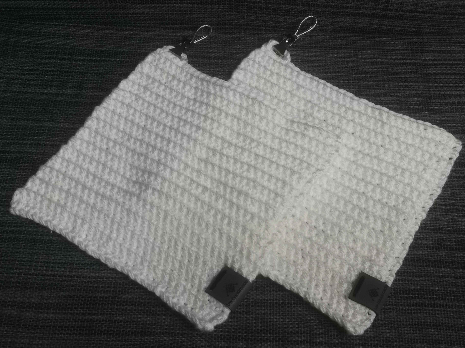 Handgehäkelter Topflappen in Weiß aus Wolle, 20x20 cm