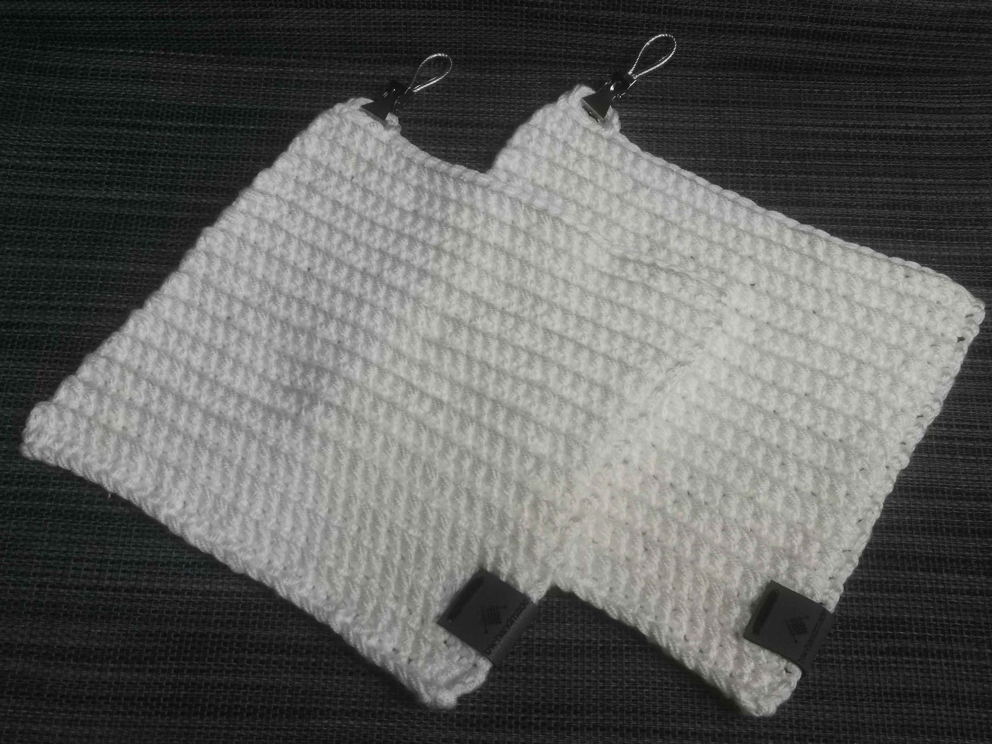 Handgehäkelter Topflappen in Weiß aus Wolle, 20x20 cm