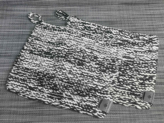 Gestrickter Topflappen in Schwarz und Weiß aus Wolle, 20x23 cm
