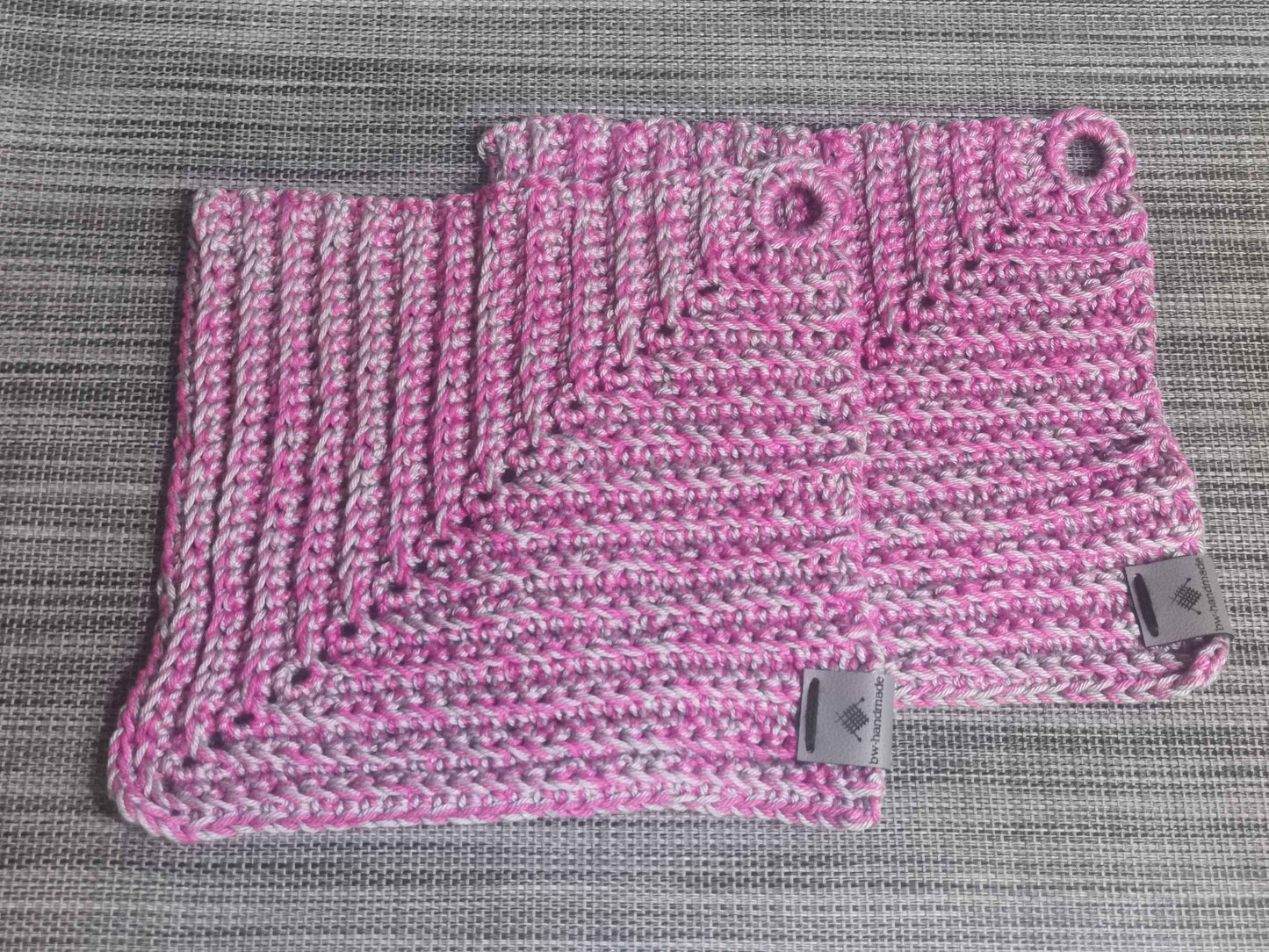 Handgehäkelter Topflappen in Pink und Grau aus Baumwolle, 19x19 cm