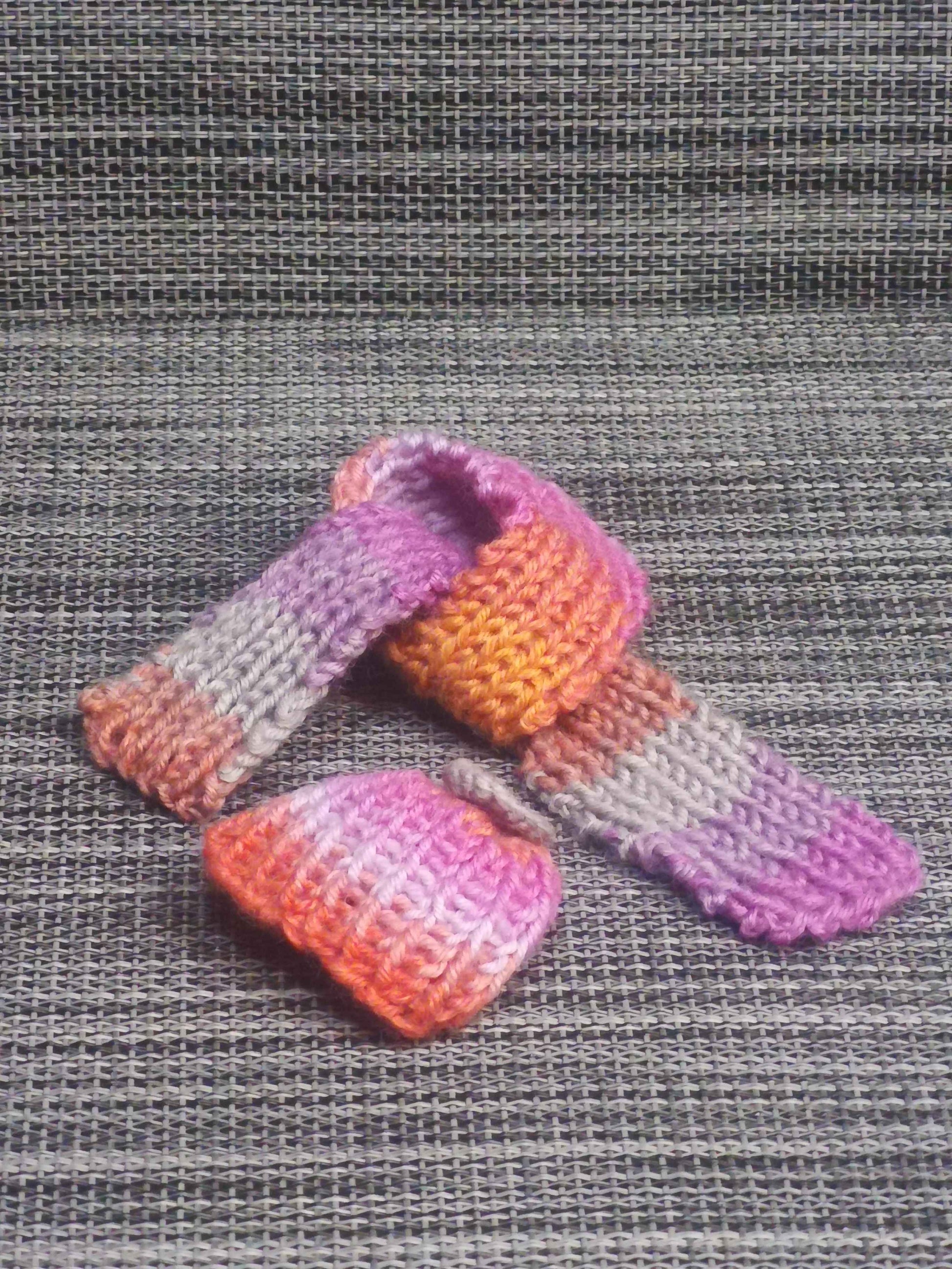 Handgestricktes Barbie Winterset mit Mütze und Schal in Pink und Orange