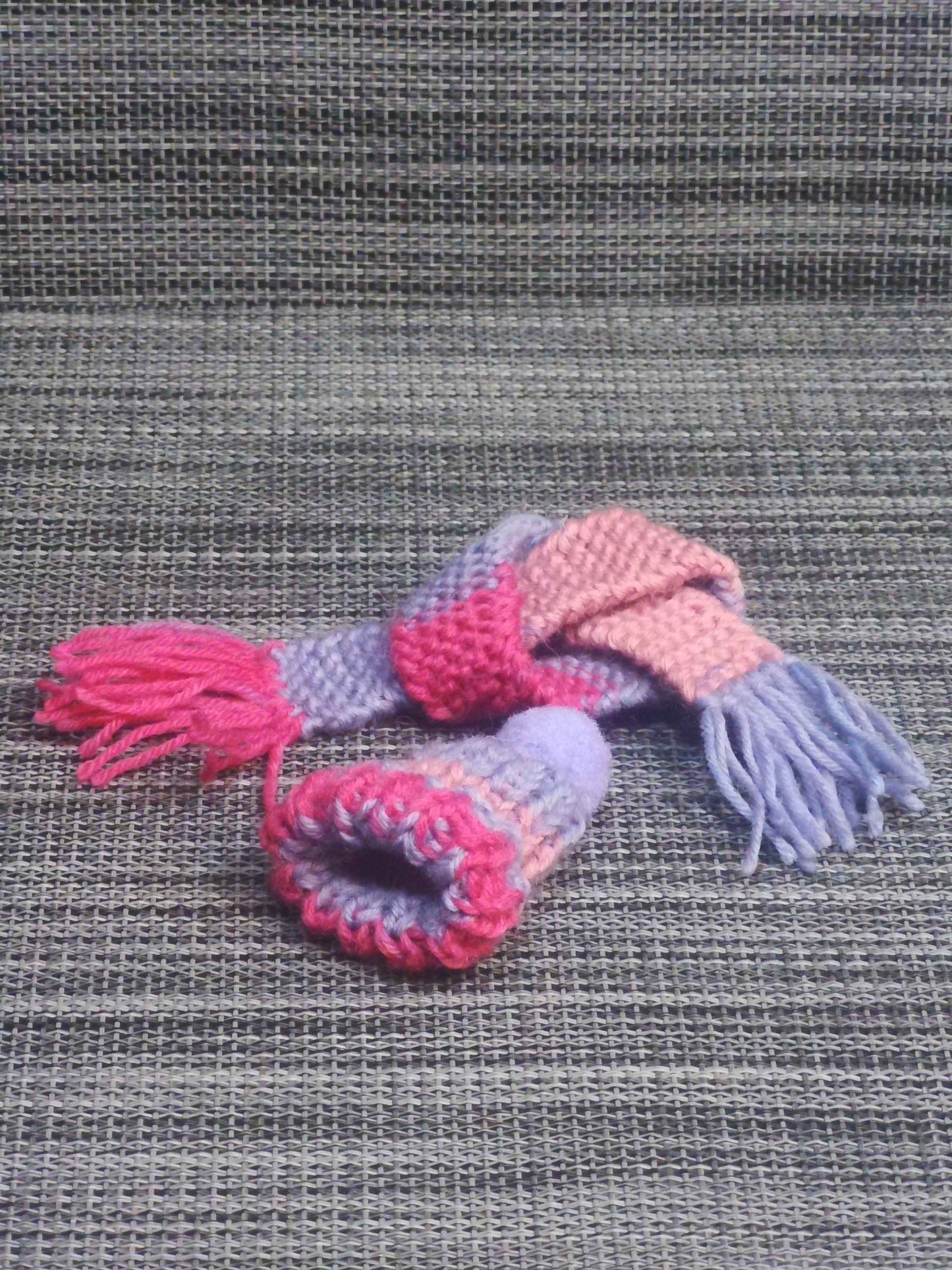Handgestricktes Barbie Winterset mit Mütze und Schal in Lila und Pink