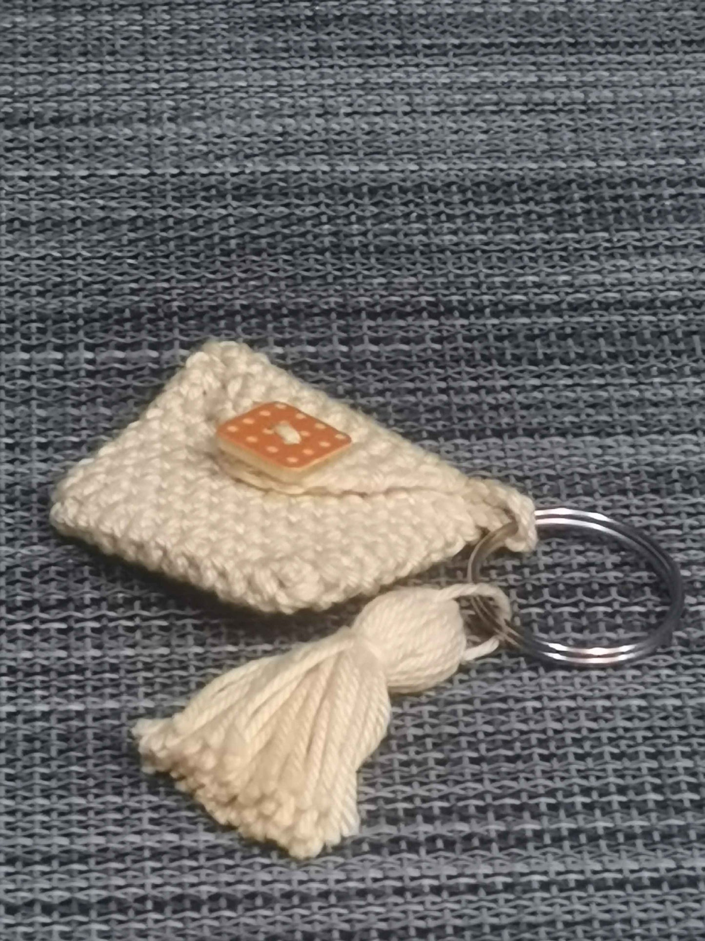Handgehäkeltes Einkaufschip-Täschchen in Apricot mit Tassel, Holzknopf und Metallring, 4x5 cm