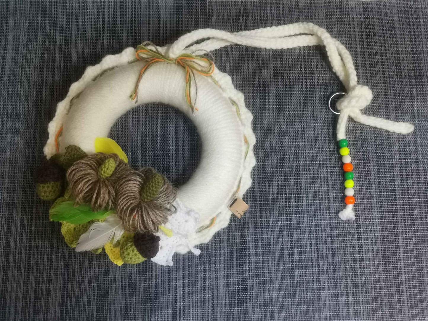 Handgehäkelter Herbstkranz Ø 27 cm mit Blättern, Eicheln, Kürbis, Federn und Holzperlen