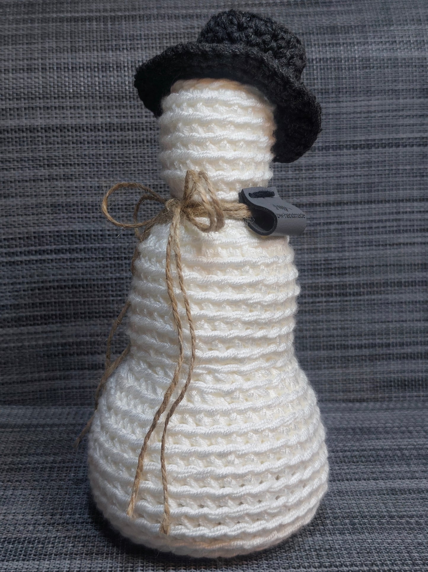 Moderner gehäkelter Schneemann in Weiß/Schwarz mit Wattefüllung – handmade Weihnachtsdeko von bw-handmade