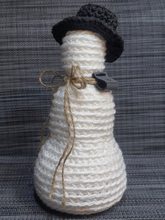 Moderner gehäkelter Schneemann in Weiß/Schwarz mit Wattefüllung – handmade Weihnachtsdeko von bw-handmade