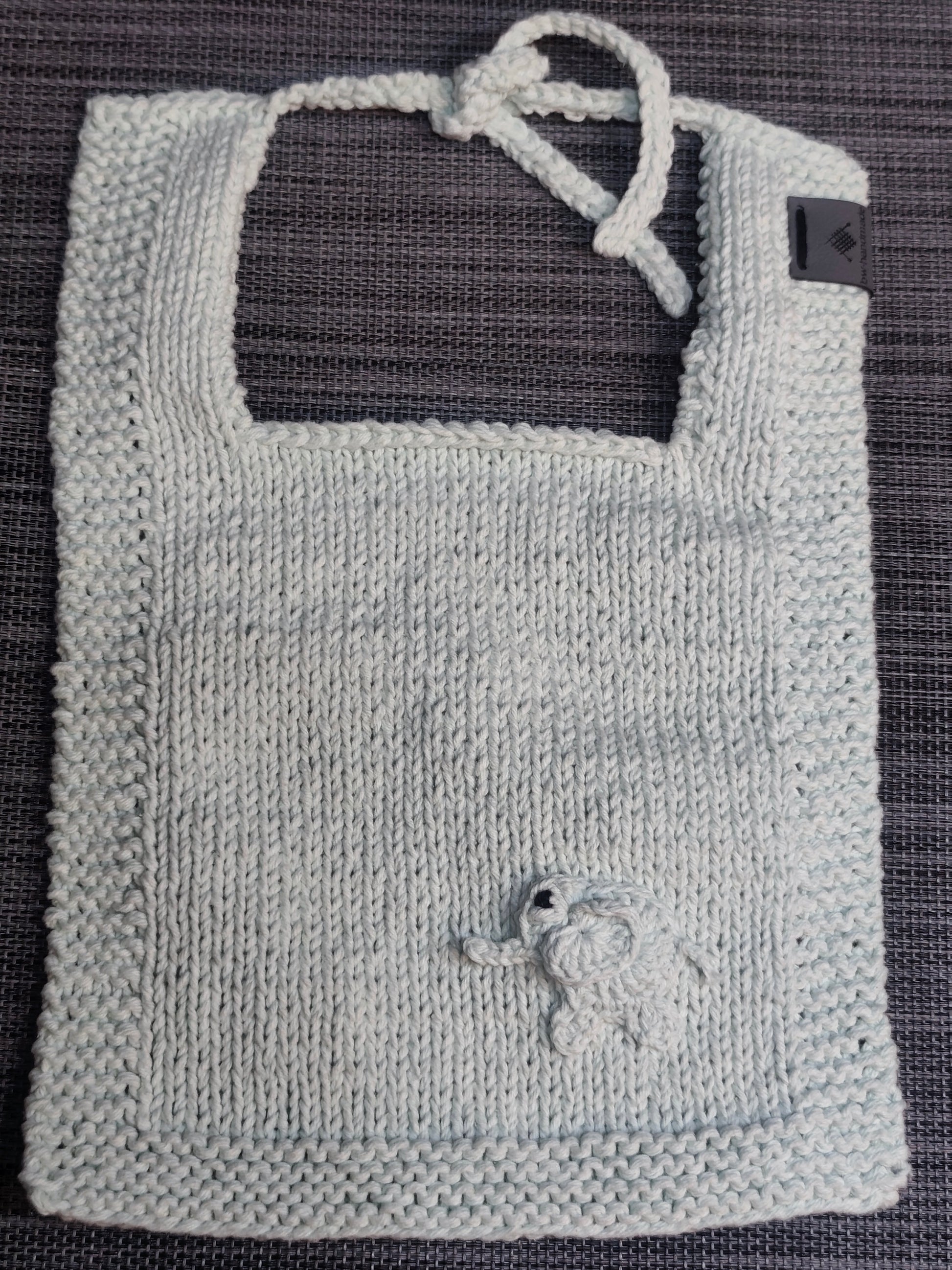 Gehäkeltes Lätzchen in Hellgrün mit Elefanten-Applikation – handmade