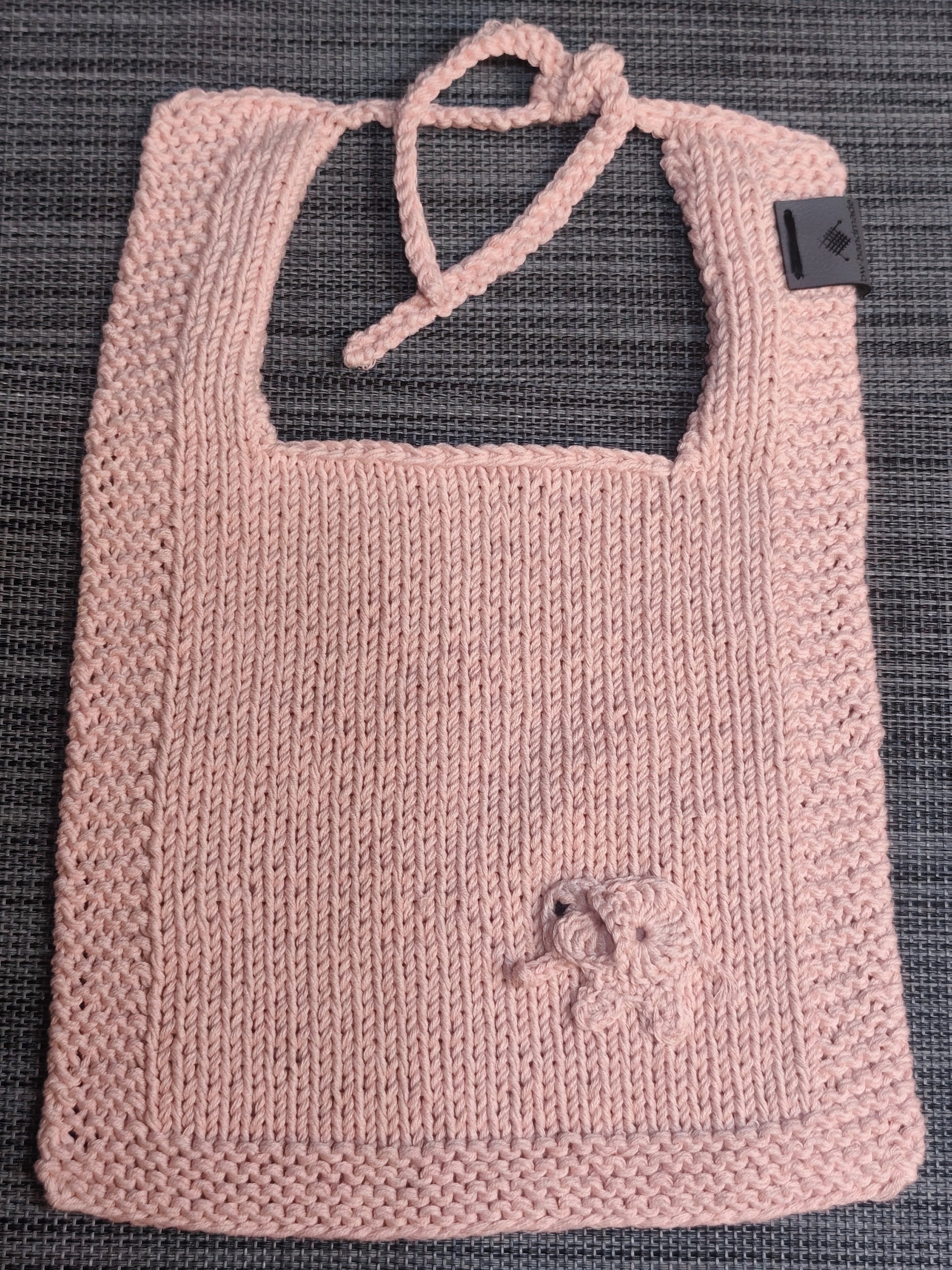 Gehäkeltes Lätzchen in Rosa mit Elefanten-Applikation – handmade
