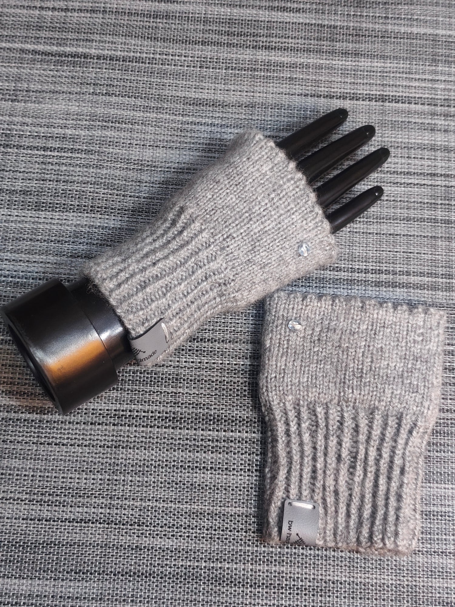 Handgestrickte Pulswärmer in Grau meliert, Mohair-Look – bw-handmade