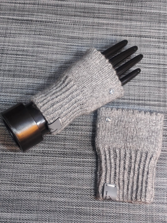 Handgestrickte Pulswärmer in Grau meliert, Mohair-Look – bw-handmade