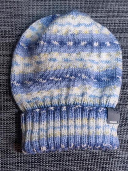 Handgestrickte Kindermütze in Blau – Gründl Baby Color Wolle
