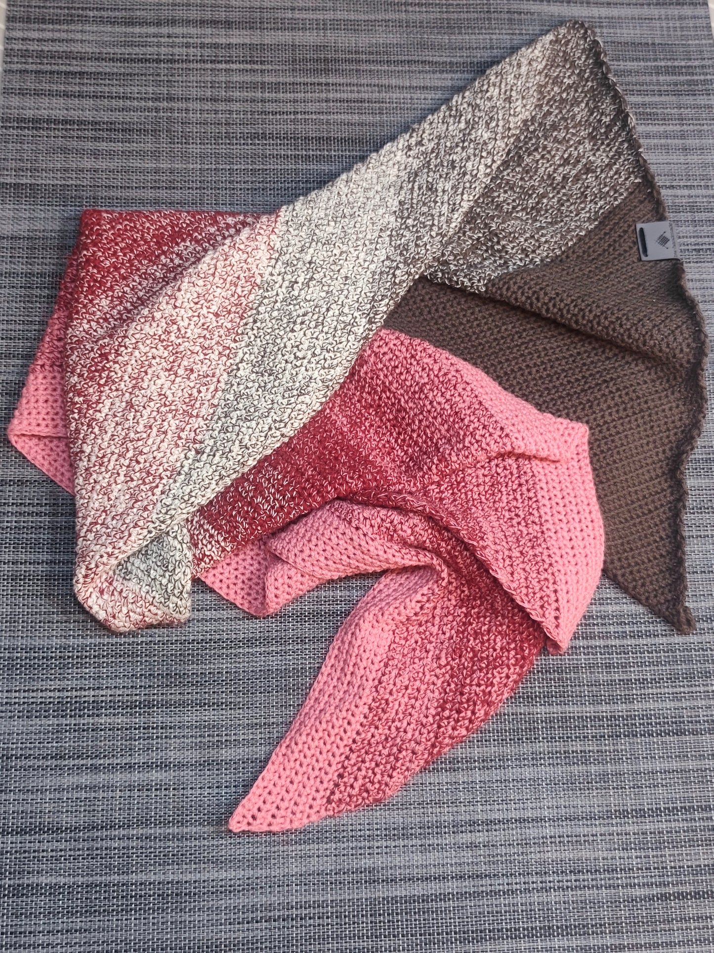 Gehäkeltes Dreieckstuch in Braun, Beige, Rot & Rosa – handmade Farbverlaufstuch von bw-handmade