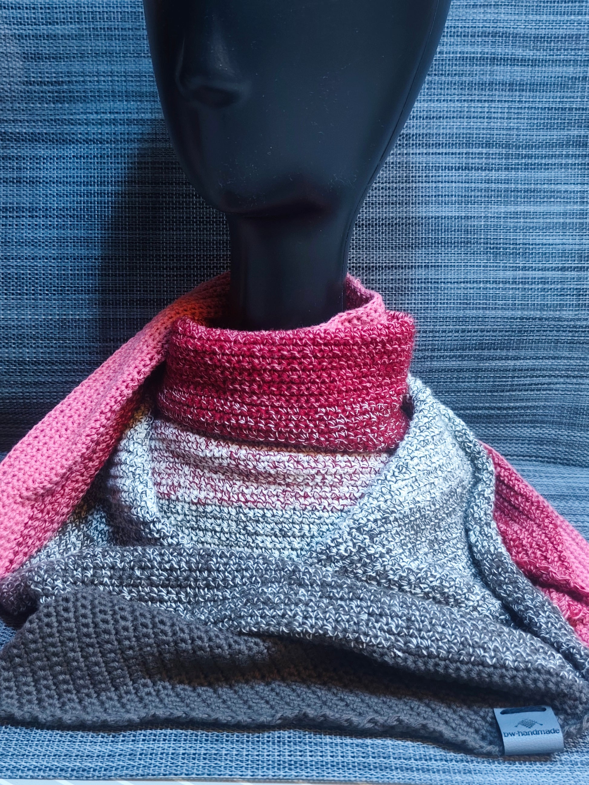 Gehäkeltes Dreieckstuch in Braun, Beige, Rot & Rosa – handmade Farbverlaufstuch von bw-handmade