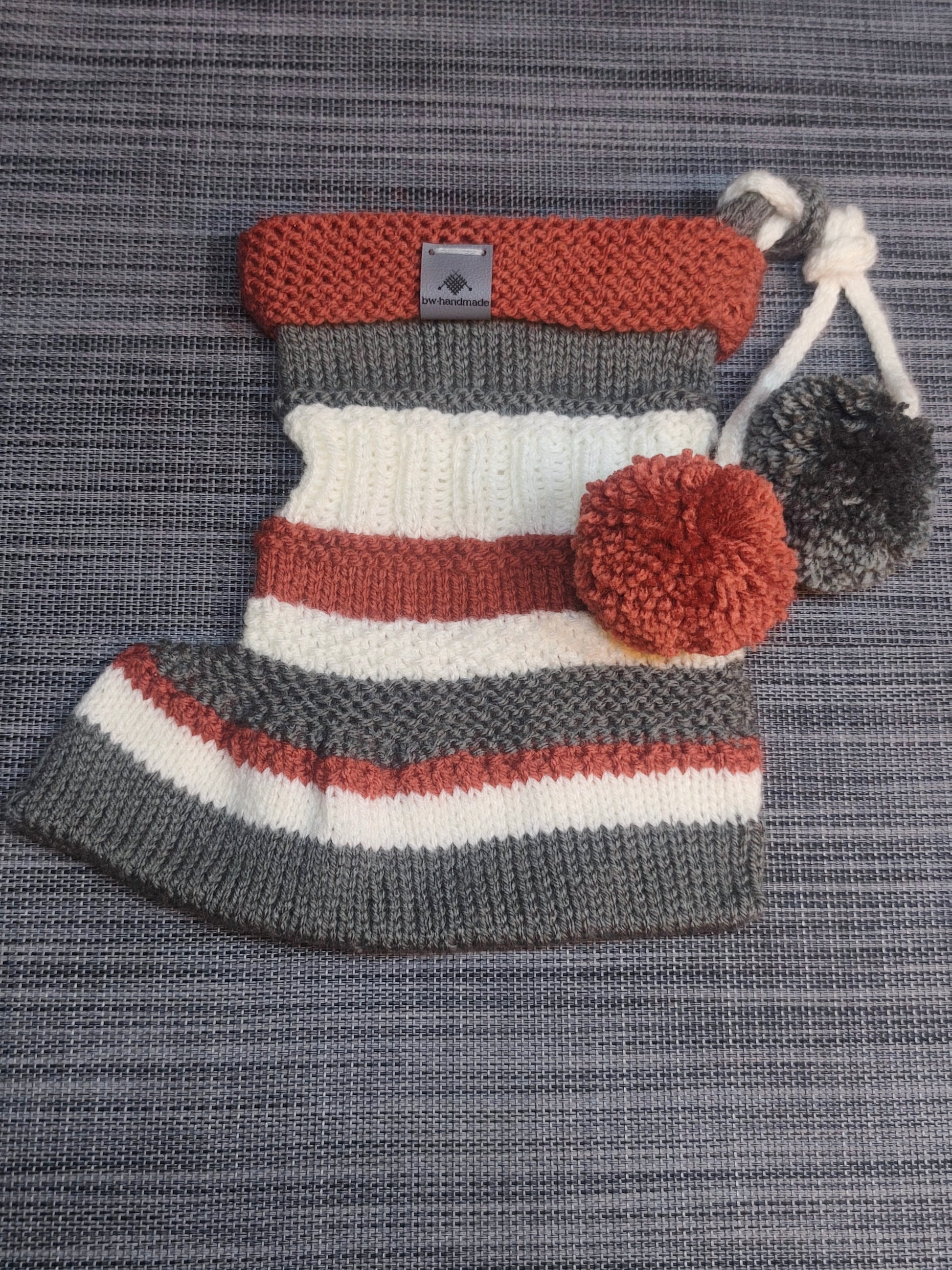 Handgestrickter Nikolausstrumpf in Dunkelgrau, Rostbraun und Beige mit Bommeln – Handmade Deko