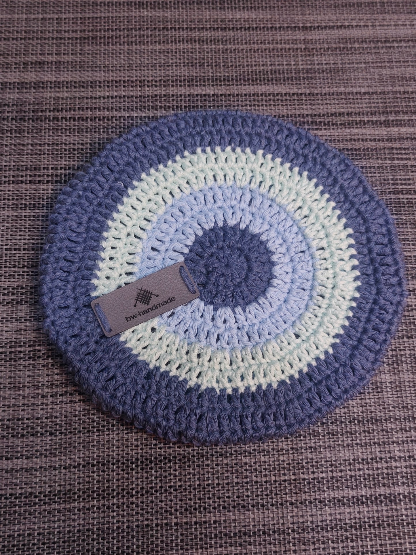 Gehäkeltes Frisbee in Blau und Grün – handmade aus Baumwolle