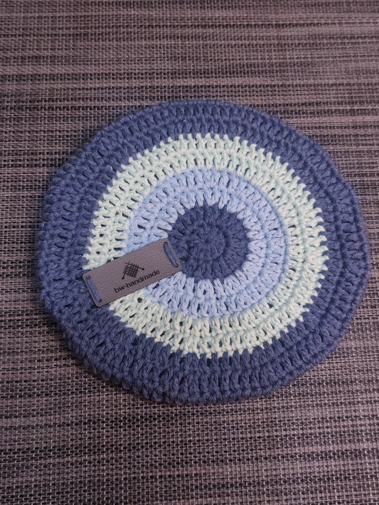 Gehäkeltes Frisbee in Blau und Grün – handmade aus Baumwolle